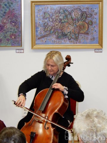 Fellobant az első gyertya lángja 26